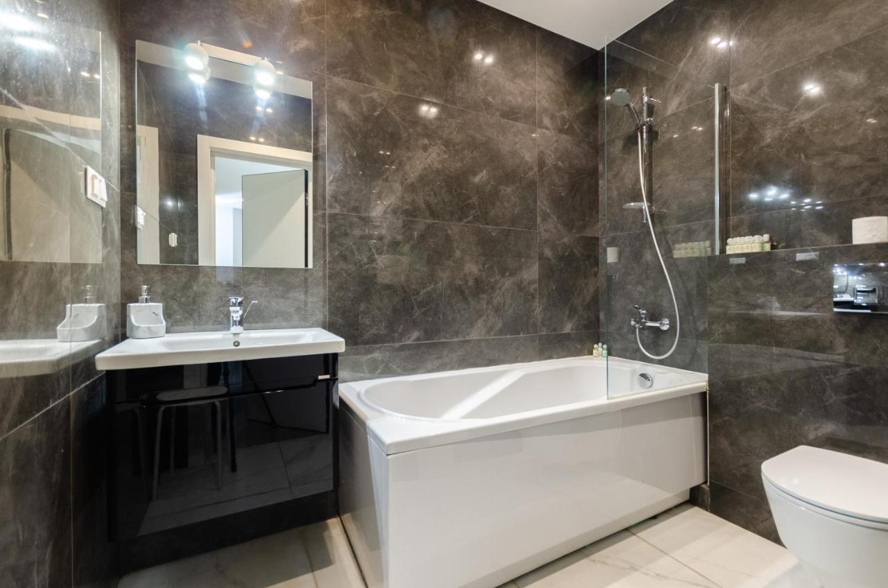 Апартаменты Petrovdom 109-200 In Spacious 2 Bedroom At Rc Kvartet, 16г Vasyl Lypkivskyi Street Киев